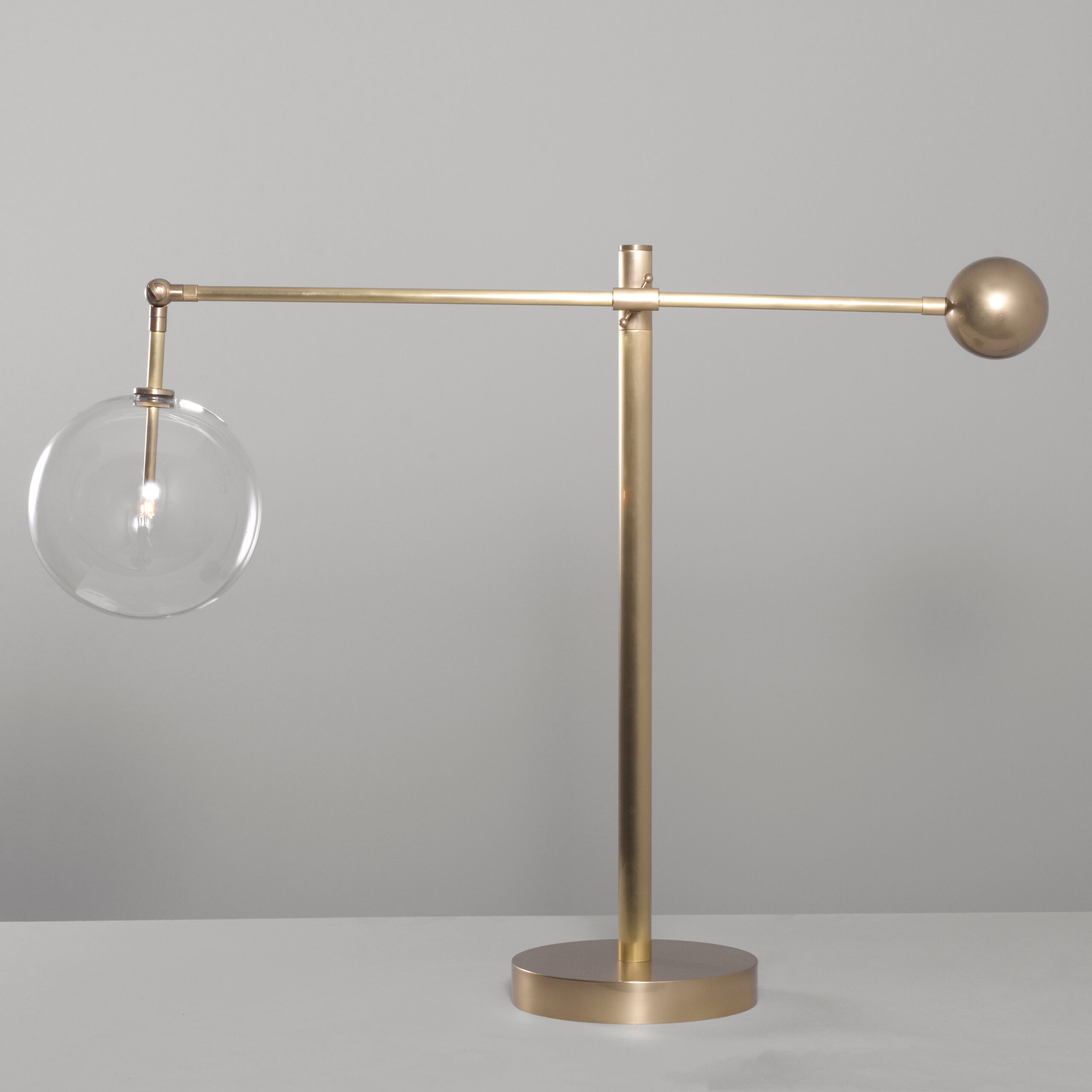Lampe à poser Milan articulé avec 1 globe en verre par Schwung Lampe à poser Milan articulé avec 1 globe en verre par Schwung – Image 6