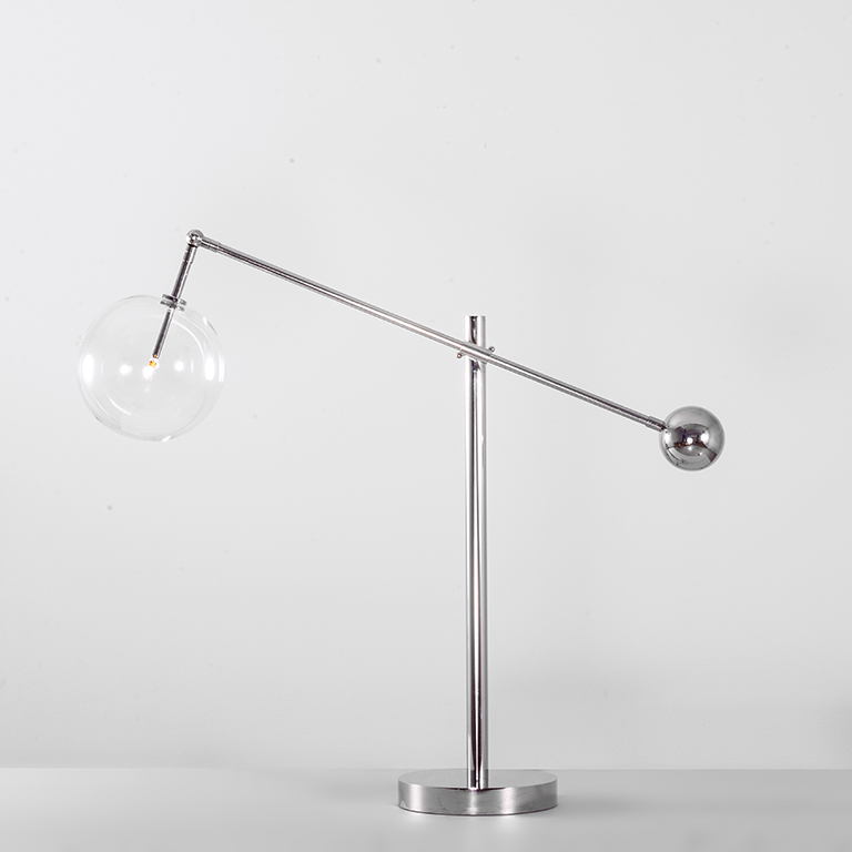 Lampe à poser Milan articulé avec 1 globe en verre par Schwung Lampe à poser Milan articulé avec 1 globe en verre par Schwung – Image 5