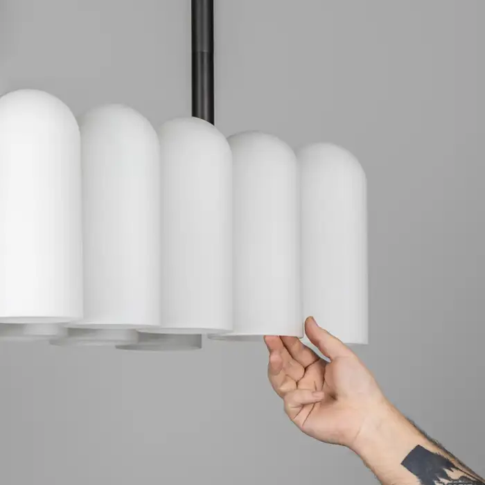 Suspension Odyssey linéaire à colonnes lumineuses en verre opale par Schwung Suspension Odyssey linéaire à colonnes lumineuses en verre opale par Schwung – Image 6