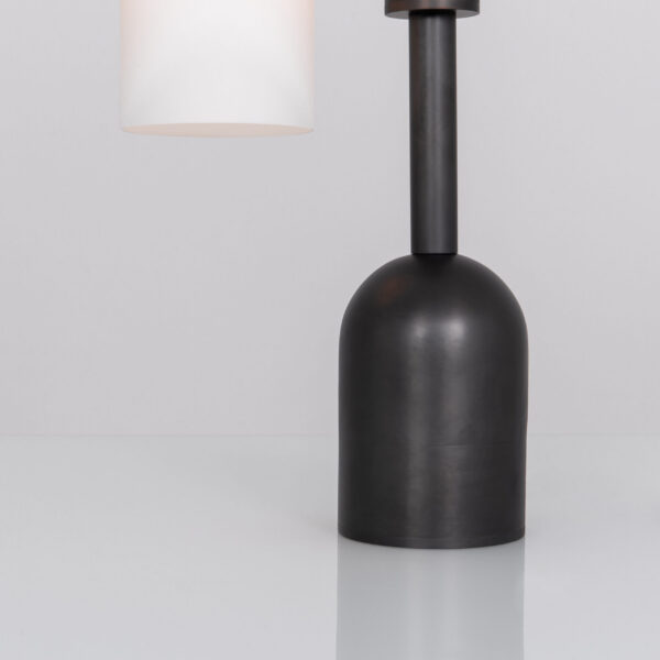 Lampe à poser Odyssey diffuseur en cloche en verre opalin par Schwung – vue 2