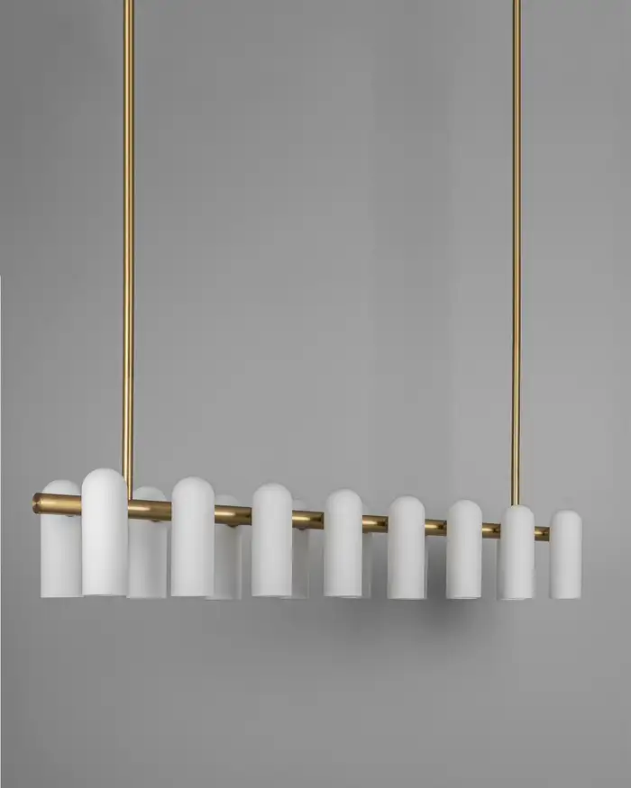 Suspension Odyssey linéaire à colonnes lumineuses en verre opale par Schwung Suspension Odyssey linéaire à colonnes lumineuses en verre opale par Schwung – Image 3