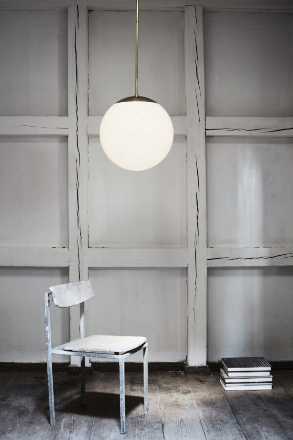 Suspension Glass Globe Opale minimaliste en verre opale par Schwung – vue 2
