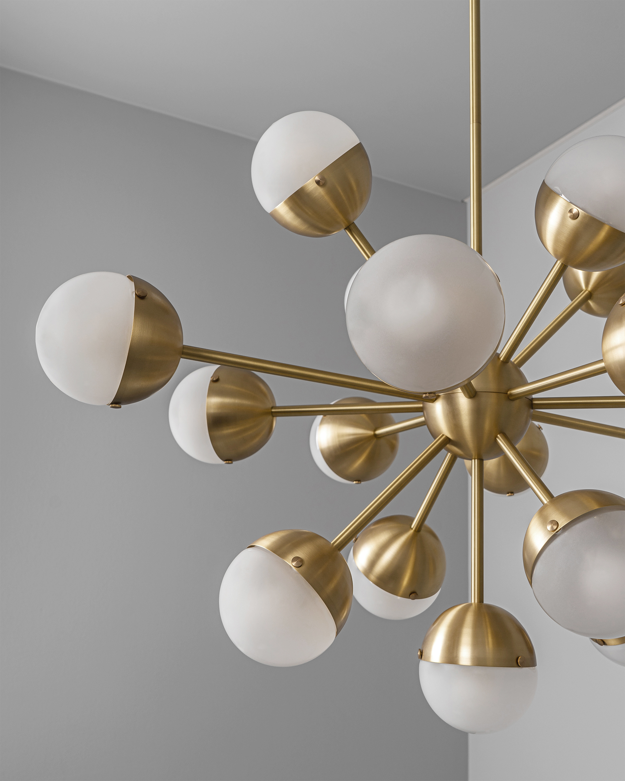 Suspension Molecule Spark Ovale avec globes bicolores en verre et métal par Schwung Suspension Molecule Spark Ovale avec globes bicolores en verre et métal par Schwung – Image 7