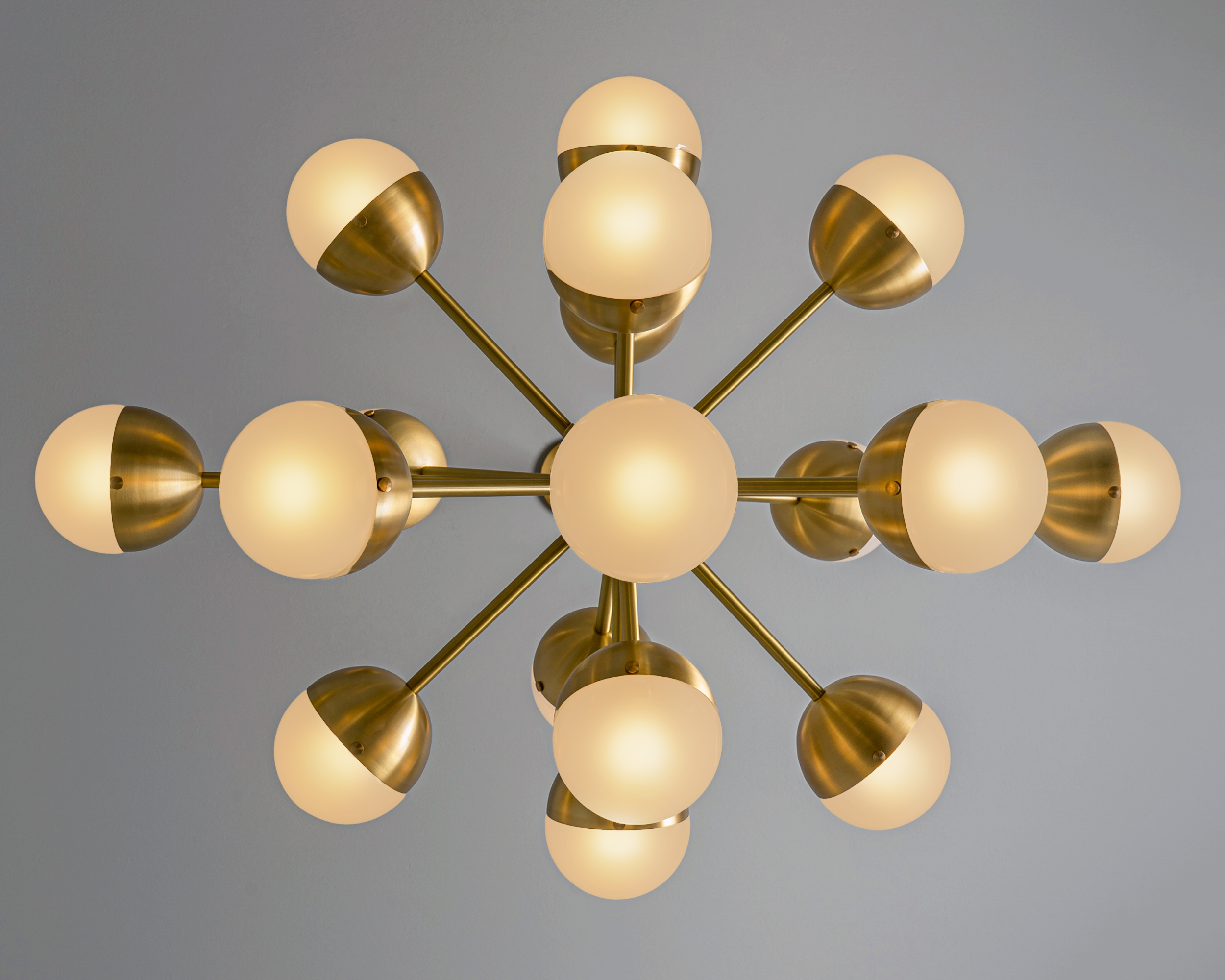 Suspension Molecule Spark Ovale avec globes bicolores en verre et métal par Schwung Suspension Molecule Spark Ovale avec globes bicolores en verre et métal par Schwung – Image 4