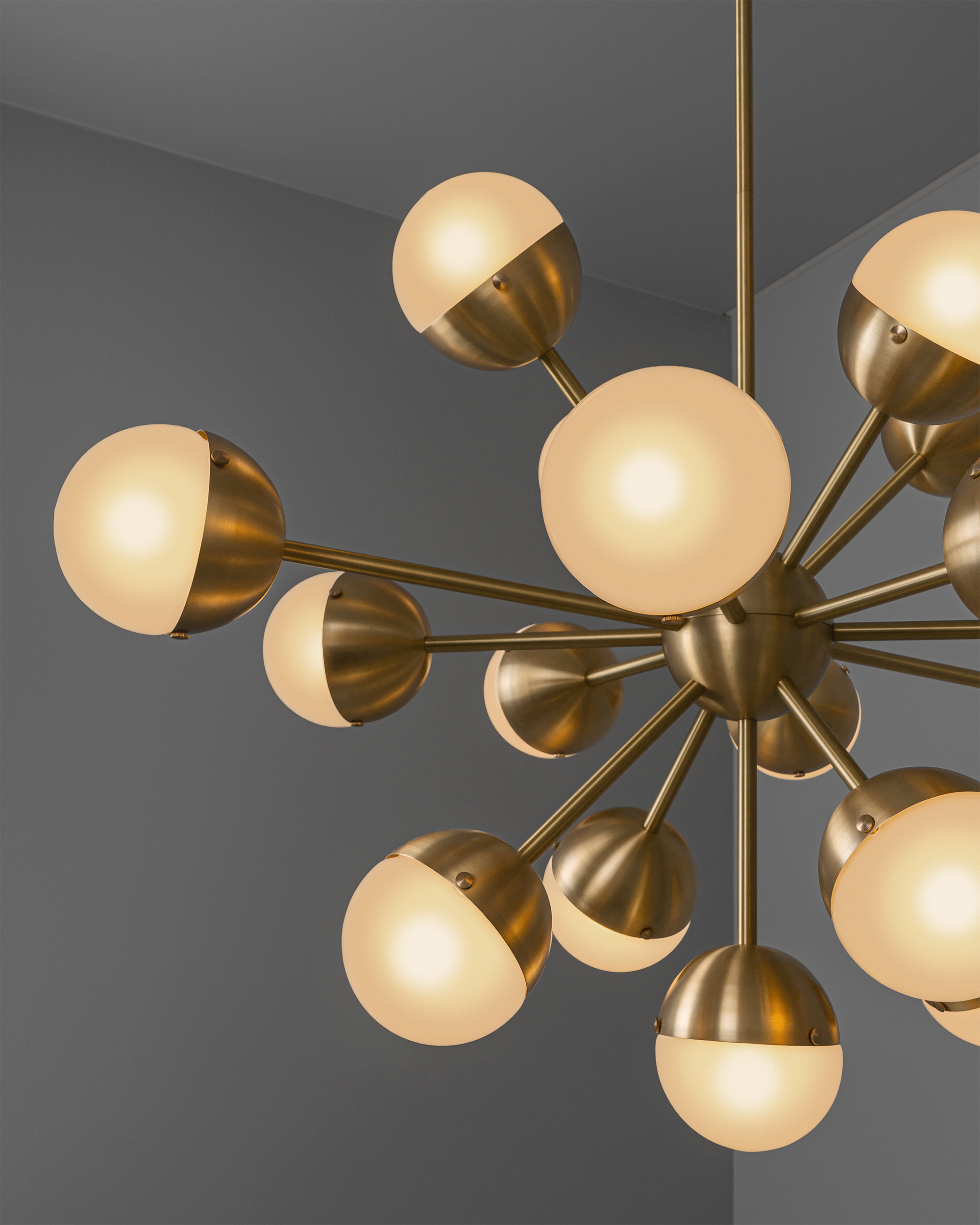 Suspension Molecule Spark Ovale avec globes bicolores en verre et métal par Schwung Suspension Molecule Spark Ovale avec globes bicolores en verre et métal par Schwung – Image 5