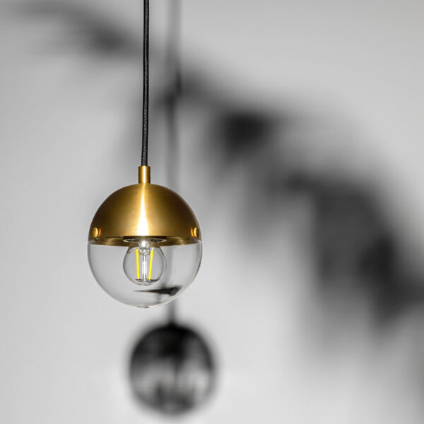 Suspension Molecule Single avec globe bicolore en verre et métal par Schwung – vue 2