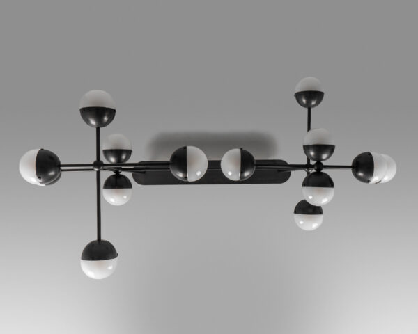 Suspension Molecule linéaire avec globes bicolores en verre et métal par Schwung – vue 2