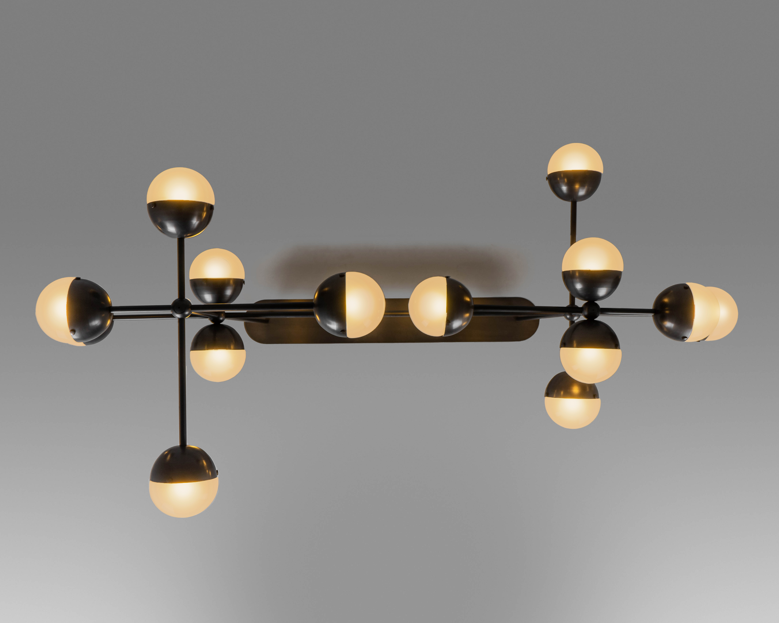 Suspension Molecule linéaire avec globes bicolores en verre et métal par Schwung Suspension Molecule linéaire avec globes bicolores en verre et métal par Schwung – Image 3
