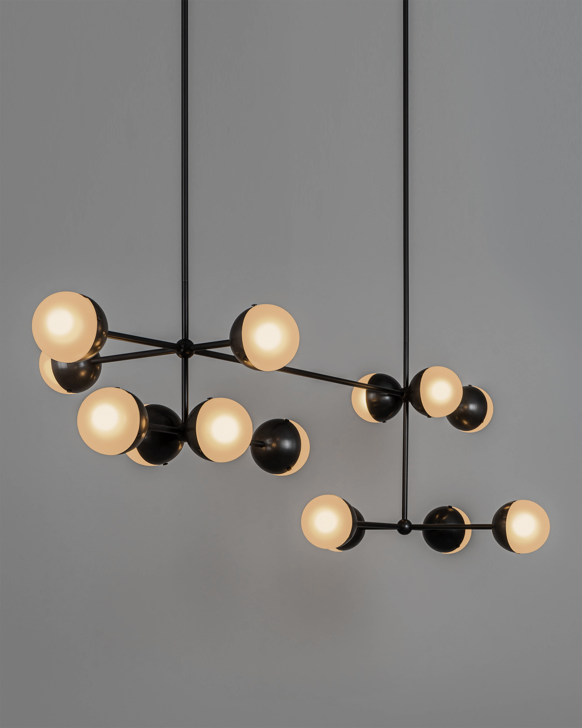 Suspension Molecule linéaire avec globes bicolores en verre et métal par Schwung Suspension Molecule linéaire avec globes bicolores en verre et métal par Schwung – Image 5