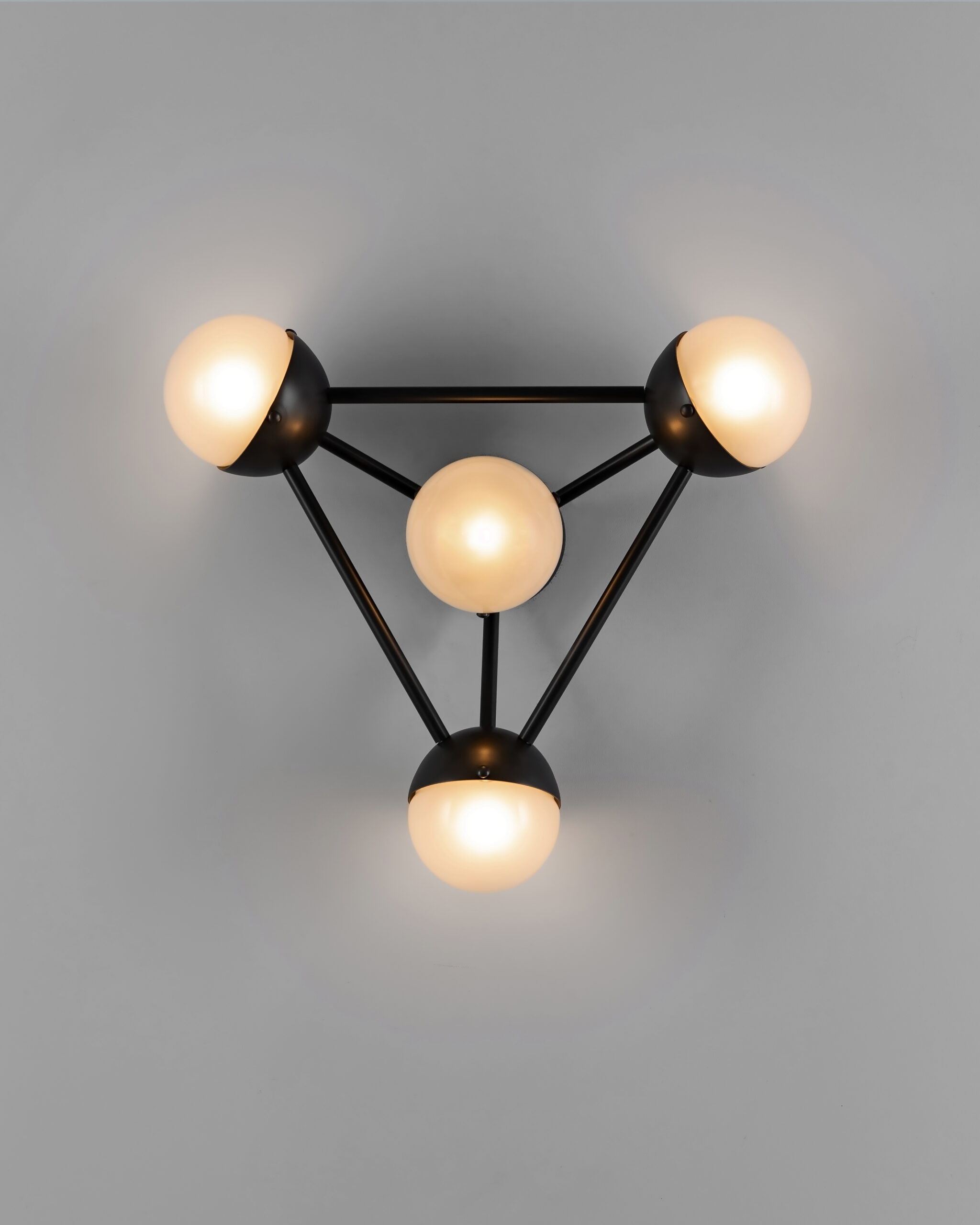 Applique murale Molecule 4 à géométrie triangulaire et globes en verre par Schwung Applique murale Molecule 4 à géométrie triangulaire et globes en verre par Schwung – Image 3