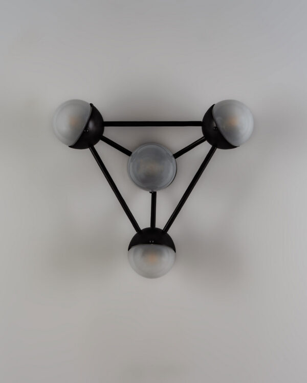 Plafonnier Molecule 4 à géométrie triangulaire et globes en verre par Schwung – vue 4
