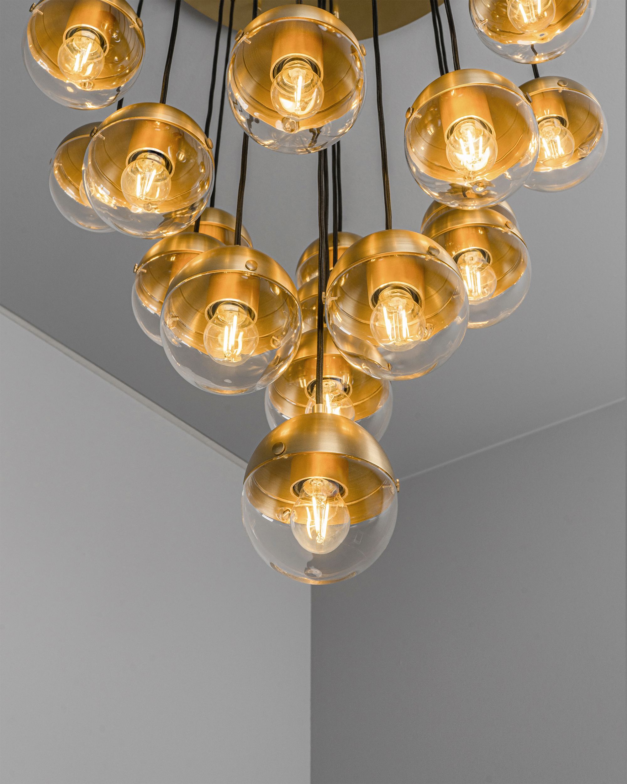 Suspension Molecule Cluster 19 en cascade de globes bicolores par Schwung Suspension Molecule Cluster 19 en cascade de globes bicolores par Schwung – Image 3