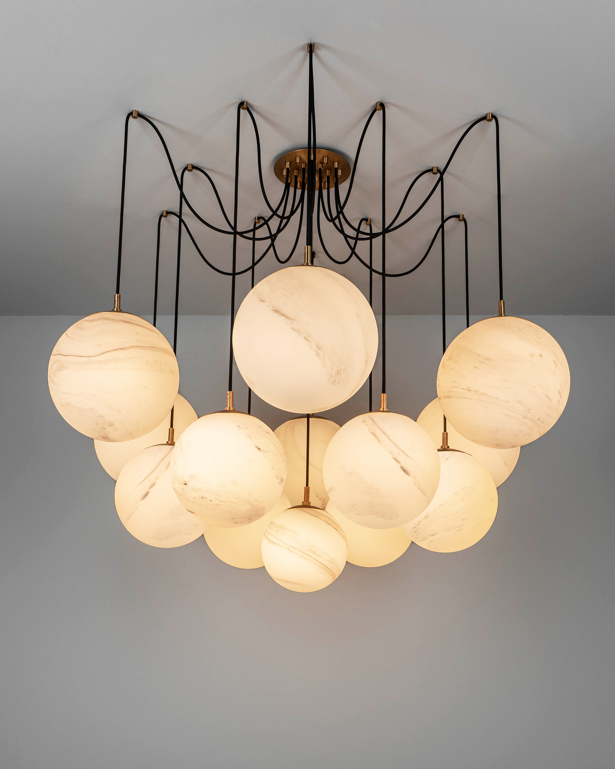 Suspension Spider avec globes en verre suspendus par câbles par Schwung