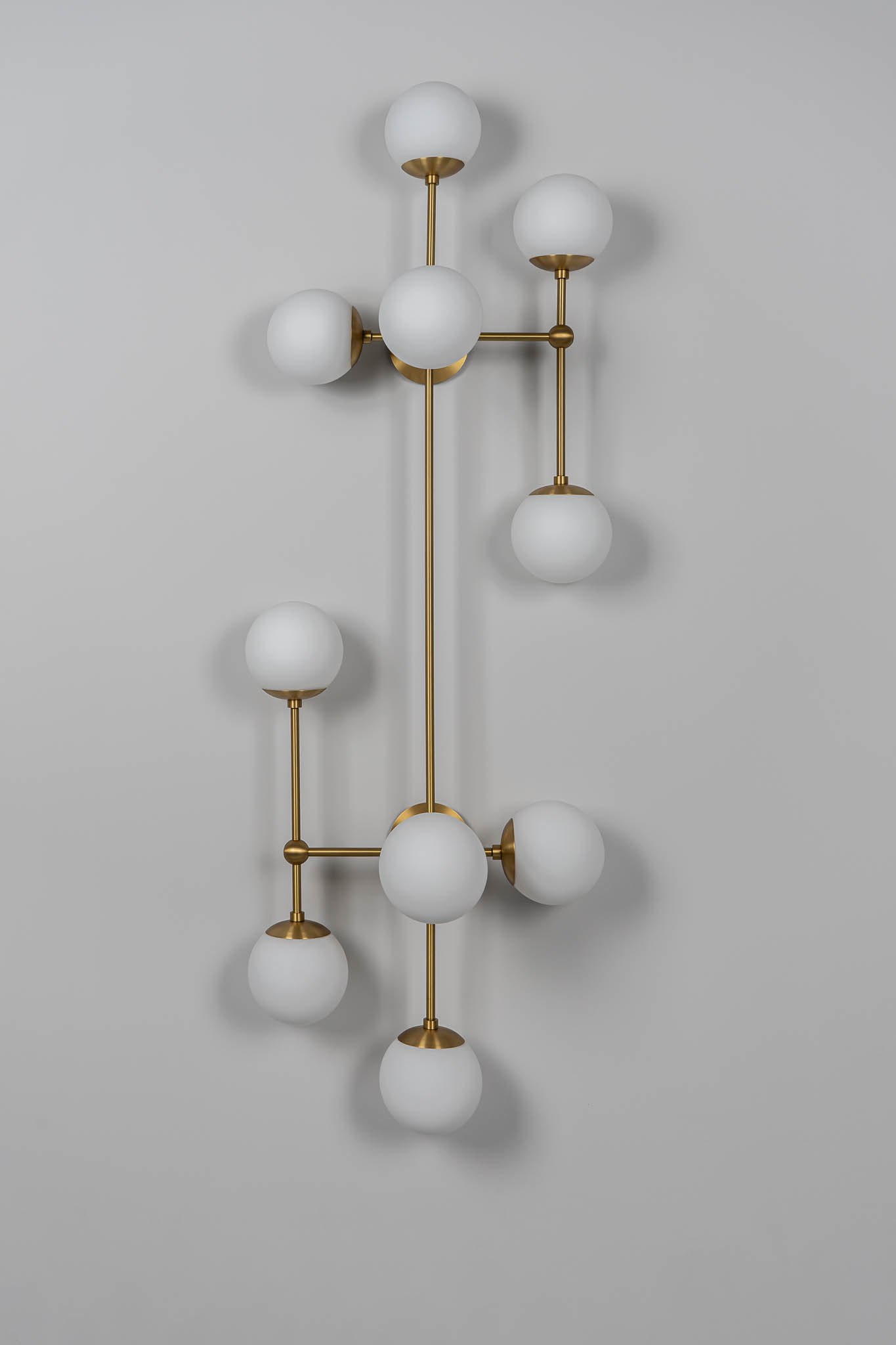 Plafonnier Armstrong 10 à structure architecturale et globes en verre par Schwung Plafonnier Armstrong 10 à structure architecturale et globes en verre par Schwung – Image 8