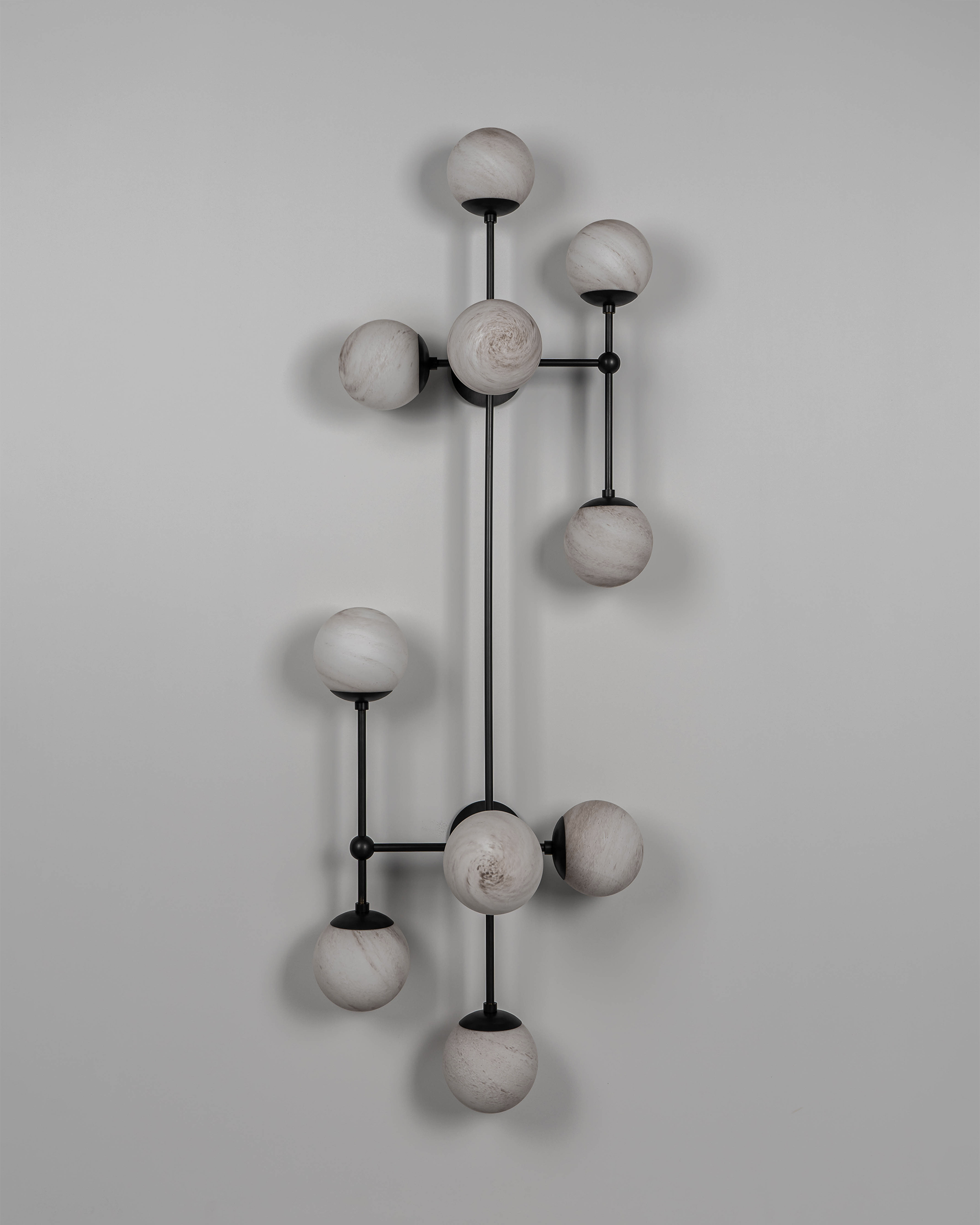Plafonnier Armstrong 10 à structure architecturale et globes en verre par Schwung