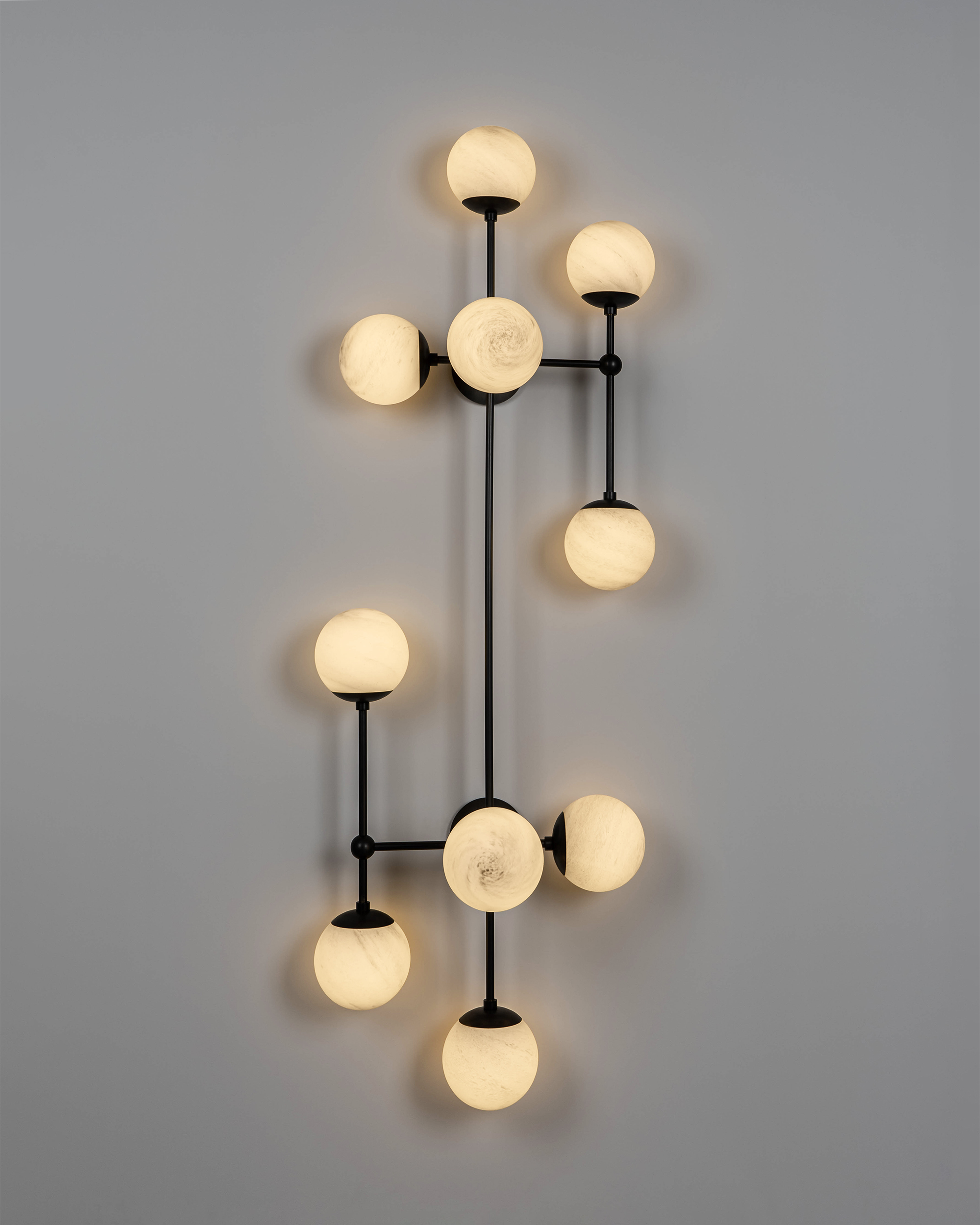 Plafonnier Armstrong 10 à structure architecturale et globes en verre par Schwung Plafonnier Armstrong 10 à structure architecturale et globes en verre par Schwung – Image 5