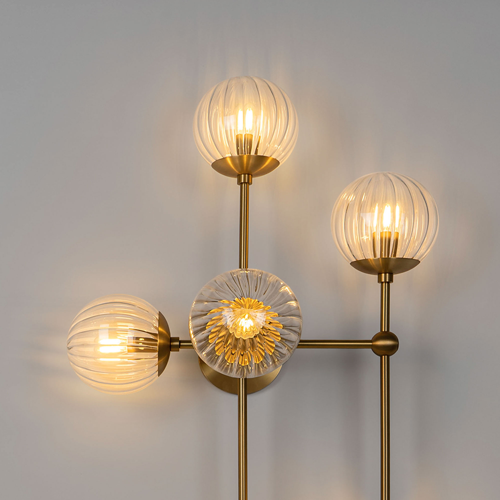 Plafonnier Armstrong 10 à structure architecturale et globes en verre par Schwung Plafonnier Armstrong 10 à structure architecturale et globes en verre par Schwung – Image 6