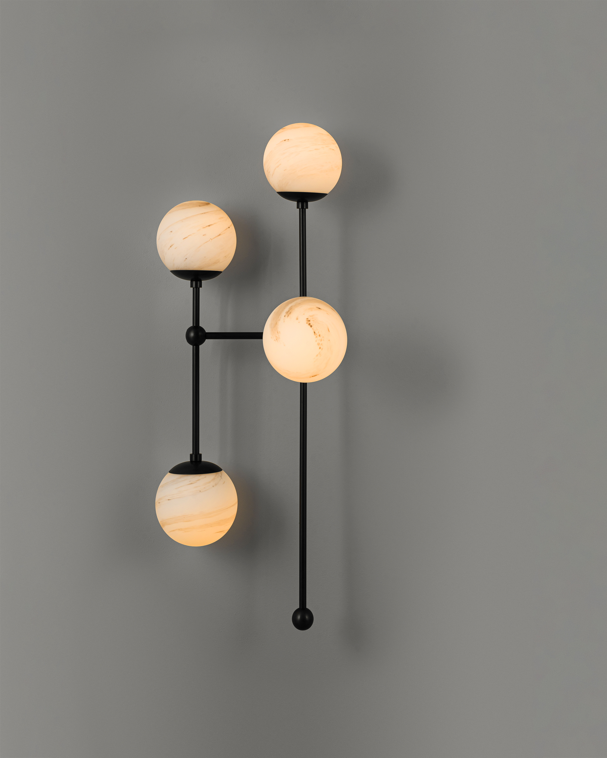 Plafonnier Armstrong 4 à bras déporté et globes en verre par Schwung Plafonnier Armstrong 4 à bras déporté et globes en verre par Schwung – Image 9