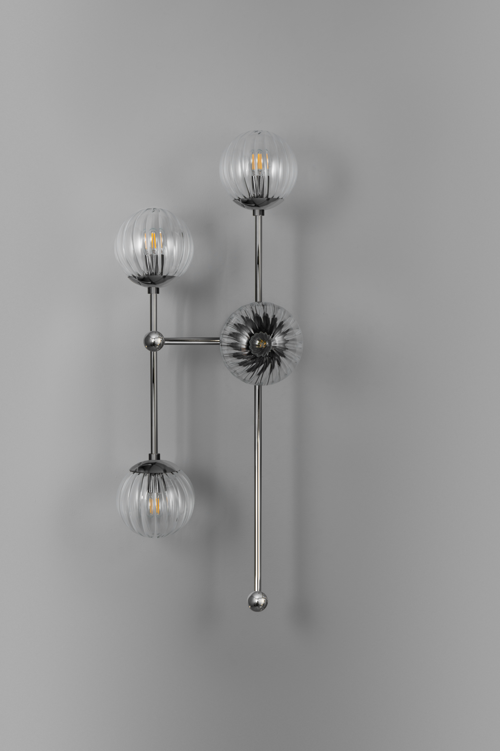 Plafonnier Armstrong 4 à bras déporté et globes en verre par Schwung Plafonnier Armstrong 4 à bras déporté et globes en verre par Schwung – Image 7