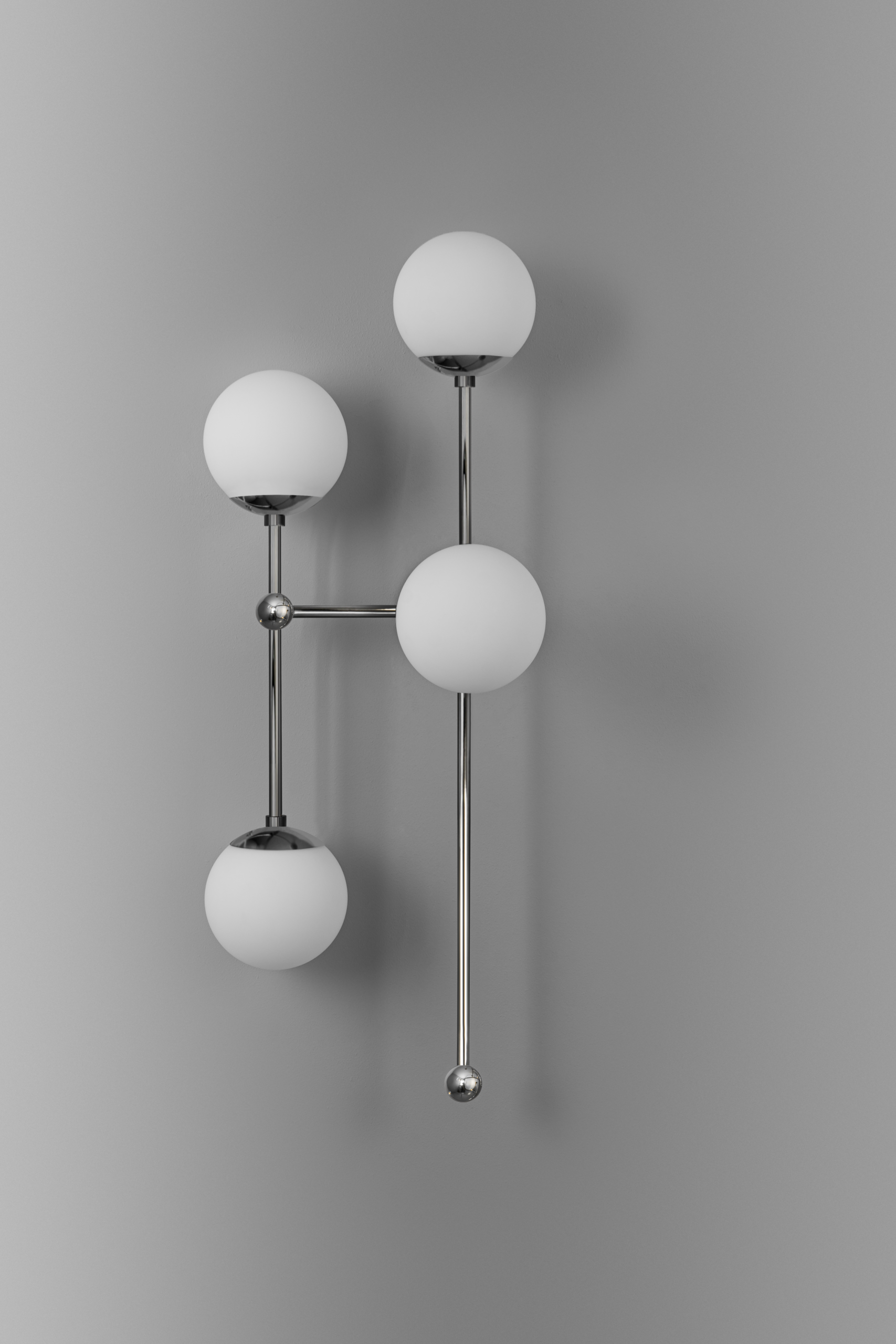 Plafonnier Armstrong 4 à bras déporté et globes en verre par Schwung Plafonnier Armstrong 4 à bras déporté et globes en verre par Schwung – Image 6