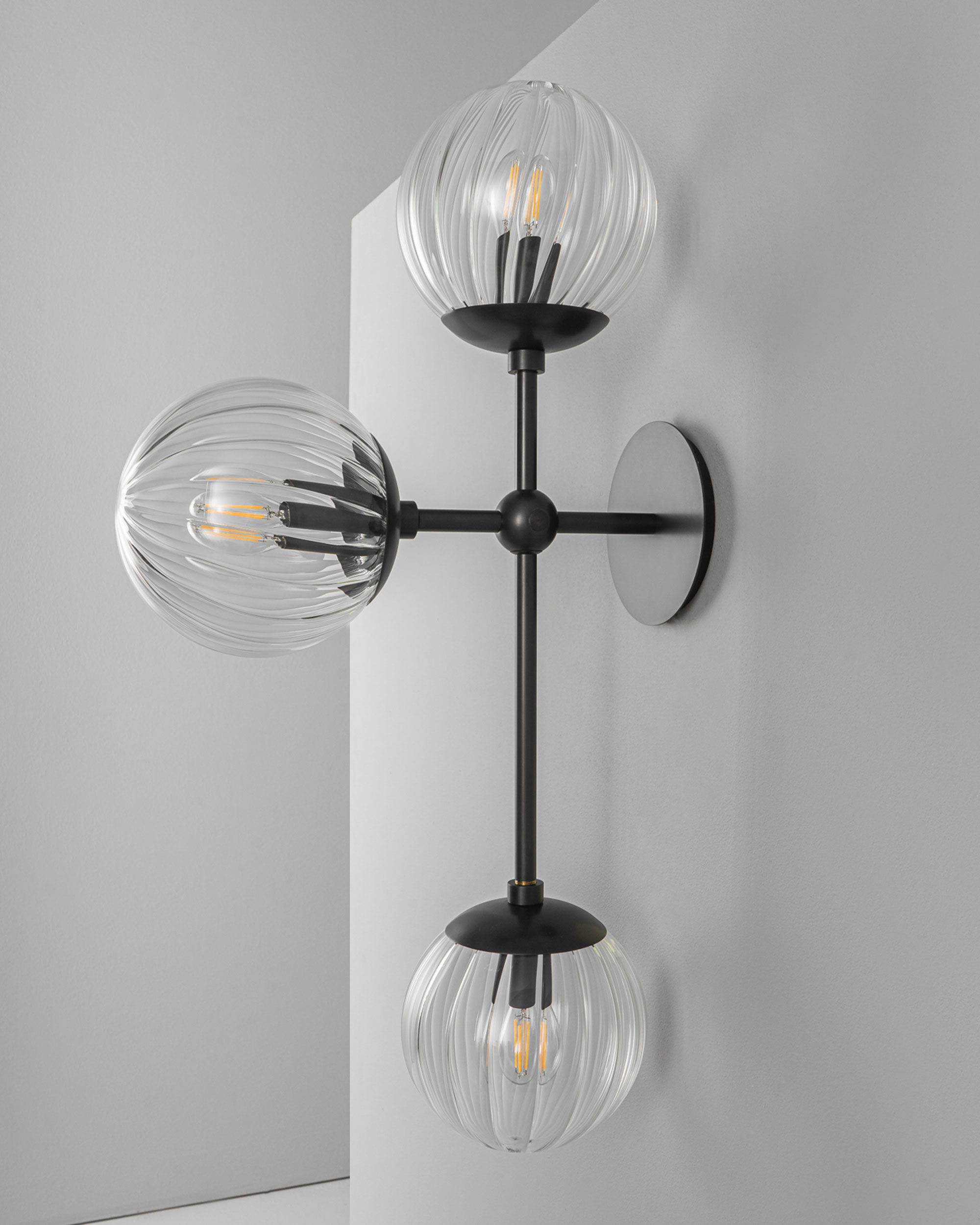 Applique murale Armstrong Triple à structure verticale et globes en verre par Schwung Applique murale Armstrong Triple à structure verticale et globes en verre par Schwung – Image 4