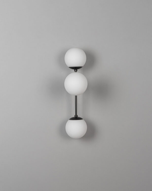 Applique murale Armstrong Triple à structure verticale et globes en verre par Schwung – vue 2