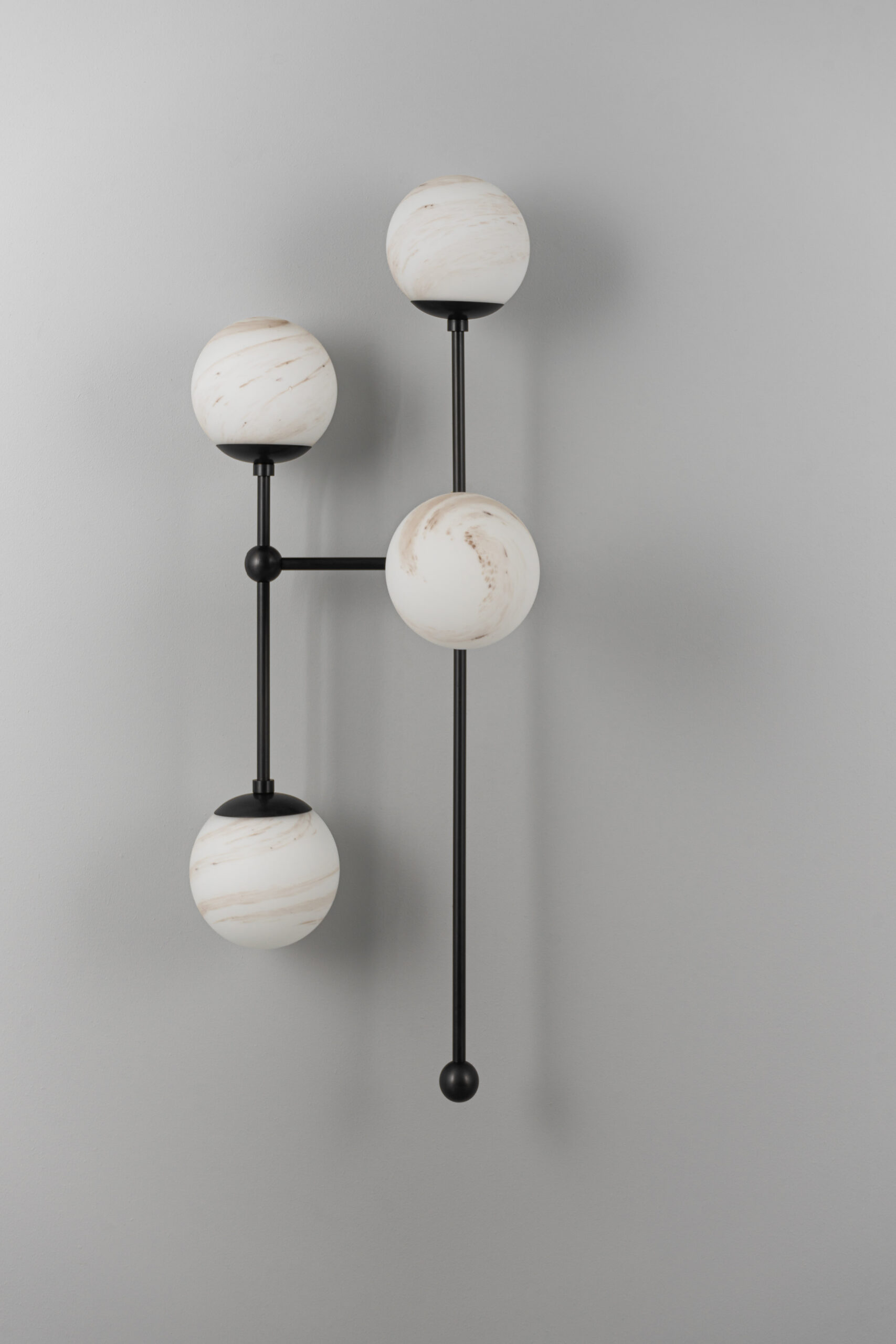 Plafonnier Armstrong 4 à bras déporté et globes en verre par Schwung Plafonnier Armstrong 4 à bras déporté et globes en verre par Schwung – Image 4