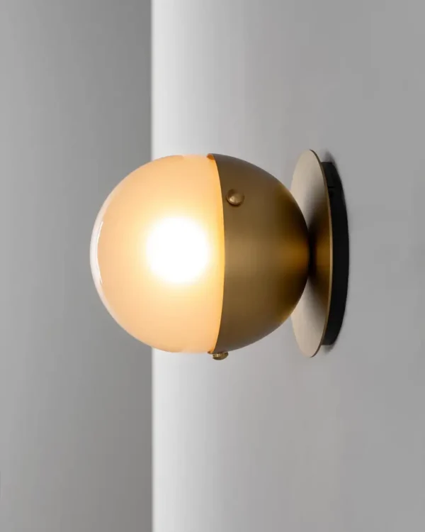 Applique murale Molecule à demi-sphère métallique et globe en verre par Schwung – vue 2