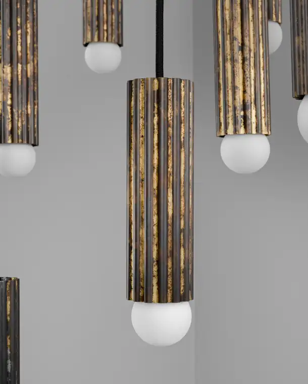 Suspension Vesta en cascade de cylindres cannelés lumineux par Schwung Suspension Vesta en cascade de cylindres cannelés lumineux par Schwung – Image 7