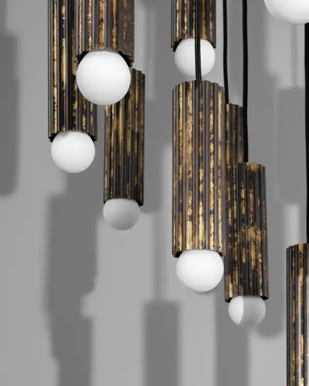 Suspension Vesta en cascade de cylindres cannelés lumineux par Schwung Suspension Vesta en cascade de cylindres cannelés lumineux par Schwung – Image 3