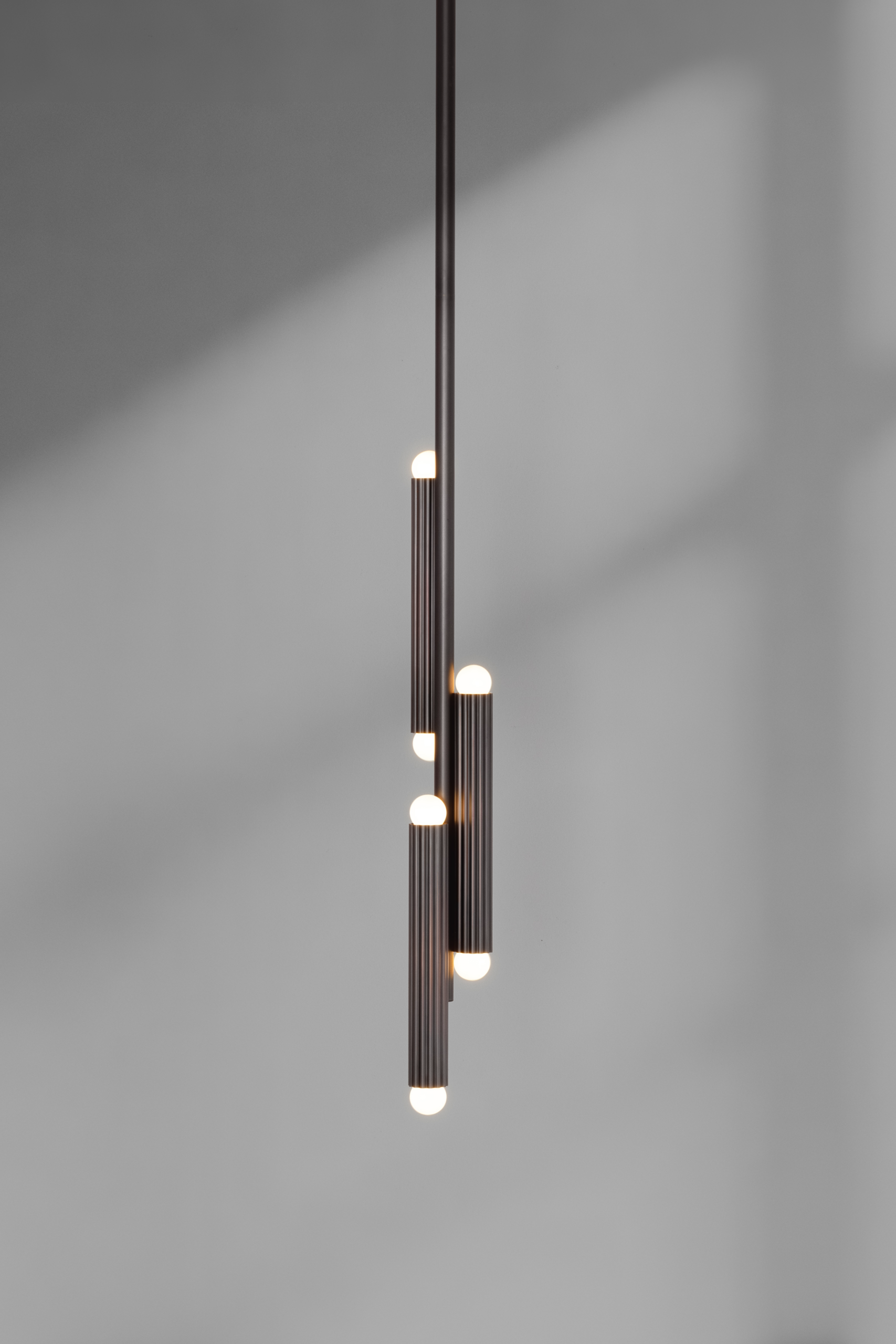 Suspension Vesta à structure cannelée avec diffuseurs aux extrémités par Schwung Suspension Vesta à structure cannelée avec diffuseurs aux extrémités par Schwung – Image 11