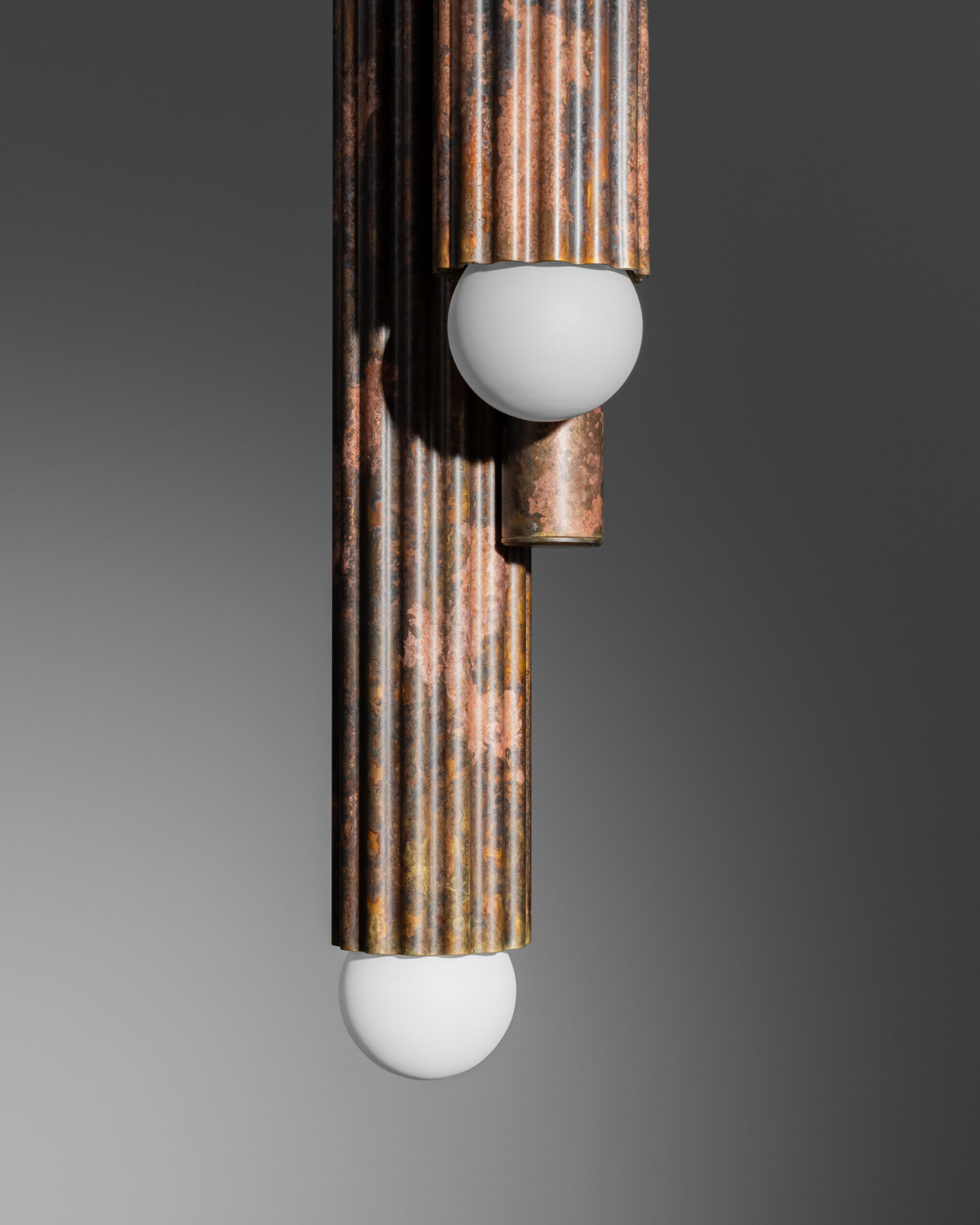 Suspension Vesta à structure cannelée avec diffuseurs aux extrémités par Schwung Suspension Vesta à structure cannelée avec diffuseurs aux extrémités par Schwung – Image 5