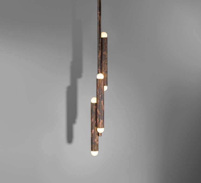 Suspension Vesta à structure cannelée avec diffuseurs aux extrémités par Schwung Suspension Vesta à structure cannelée avec diffuseurs aux extrémités par Schwung – Image 3