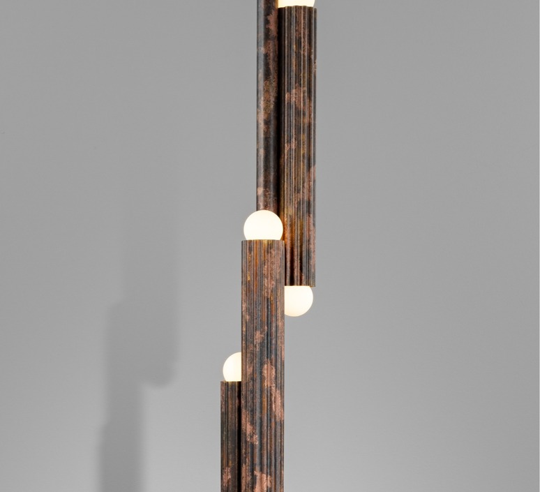 Suspension Vesta à structure cannelée avec diffuseurs aux extrémités par Schwung Suspension Vesta à structure cannelée avec diffuseurs aux extrémités par Schwung – Image 4