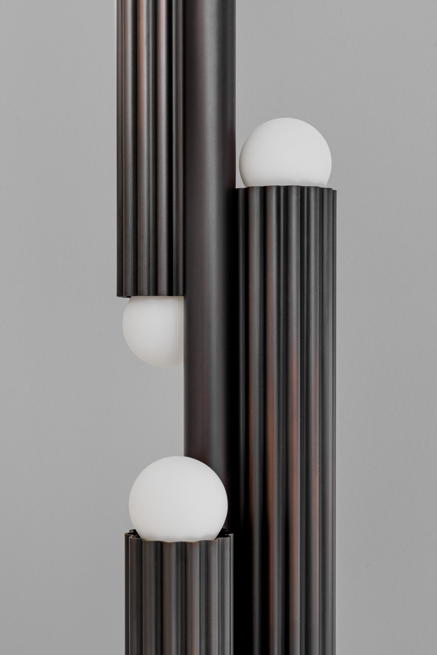 Suspension Vesta à structure cannelée avec diffuseurs aux extrémités par Schwung Suspension Vesta à structure cannelée avec diffuseurs aux extrémités par Schwung – Image 9