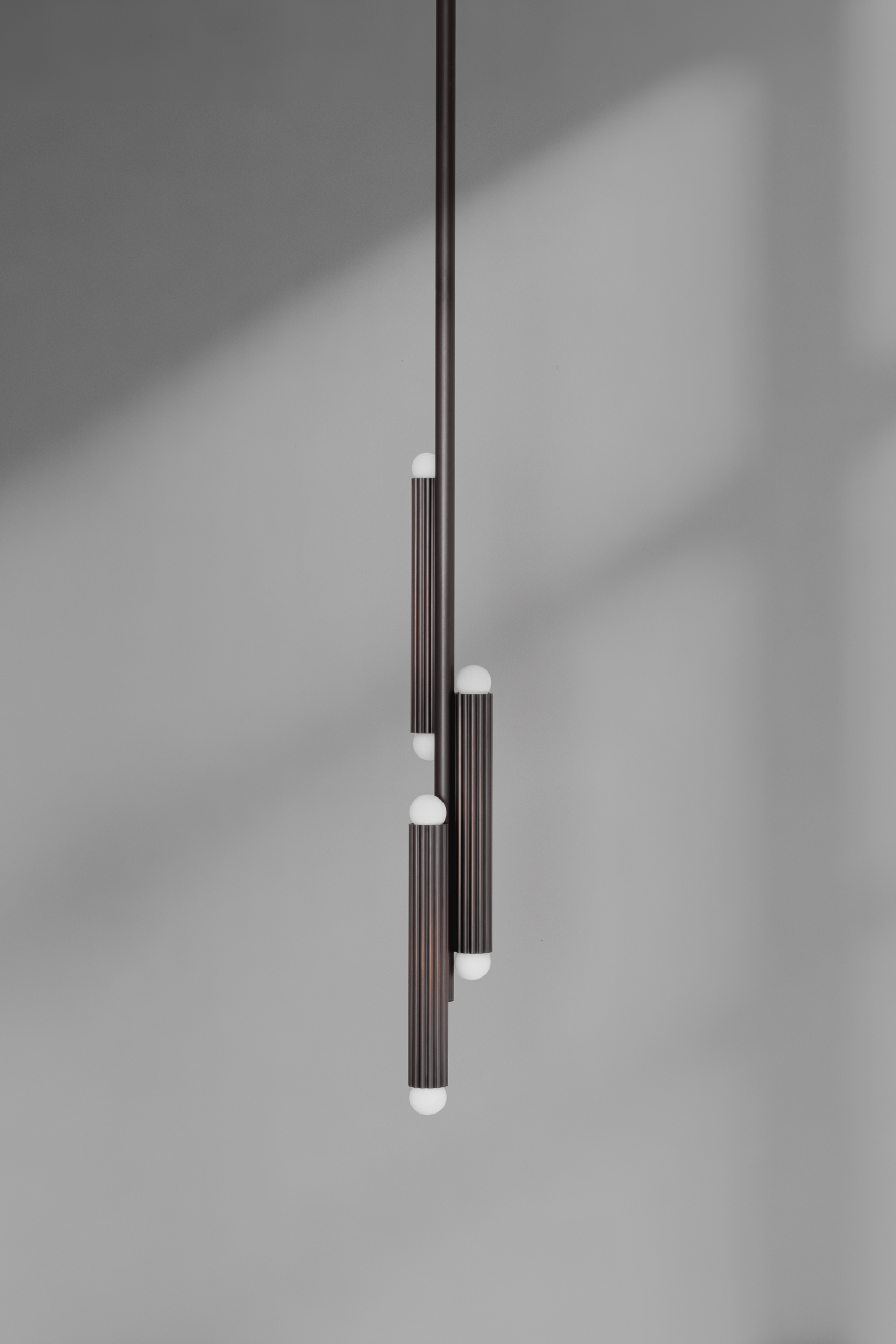 Suspension Vesta à structure cannelée avec diffuseurs aux extrémités par Schwung Suspension Vesta à structure cannelée avec diffuseurs aux extrémités par Schwung – Image 10