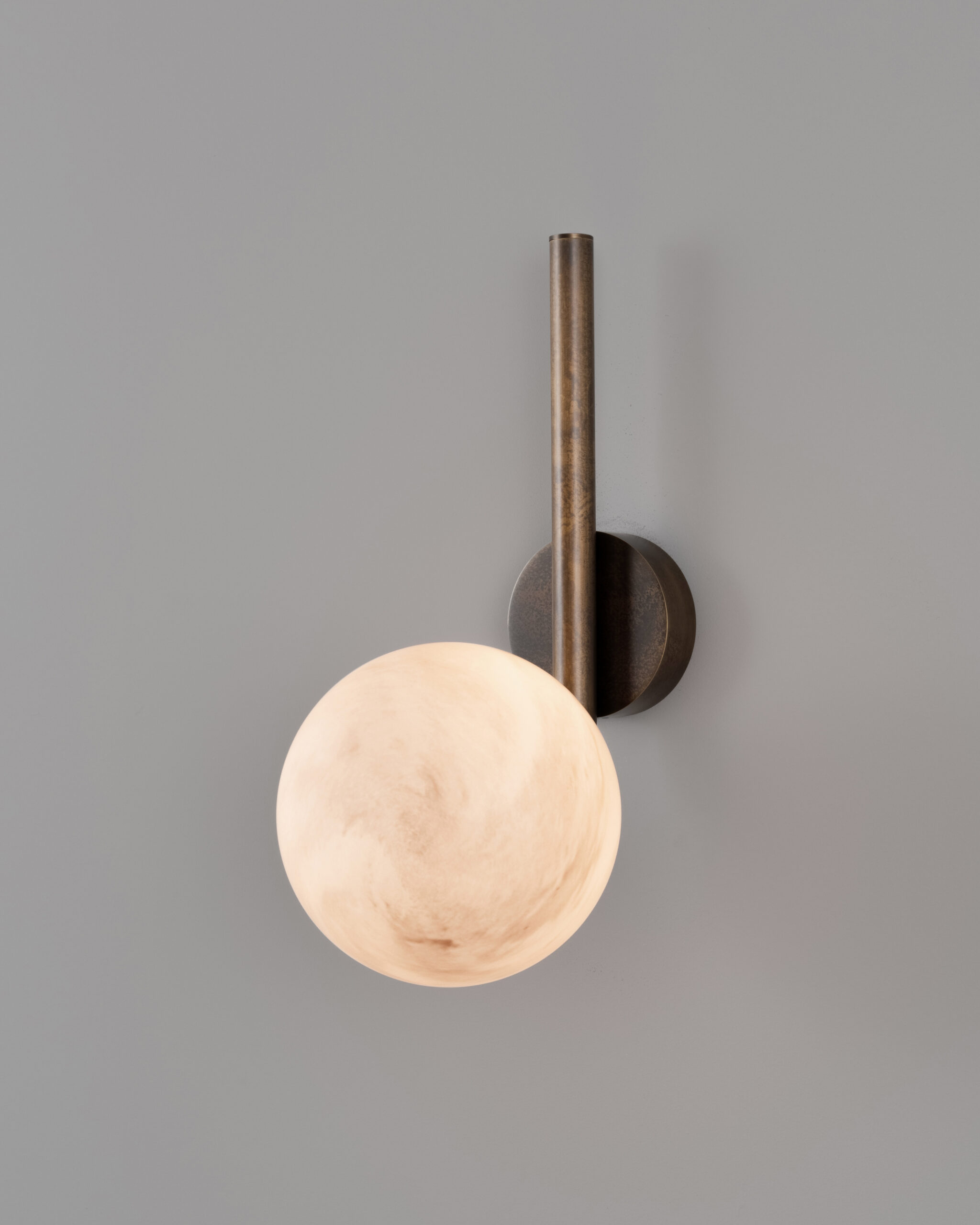 Applique murale Tubular à tige verticale et globe en verre par Schwung
