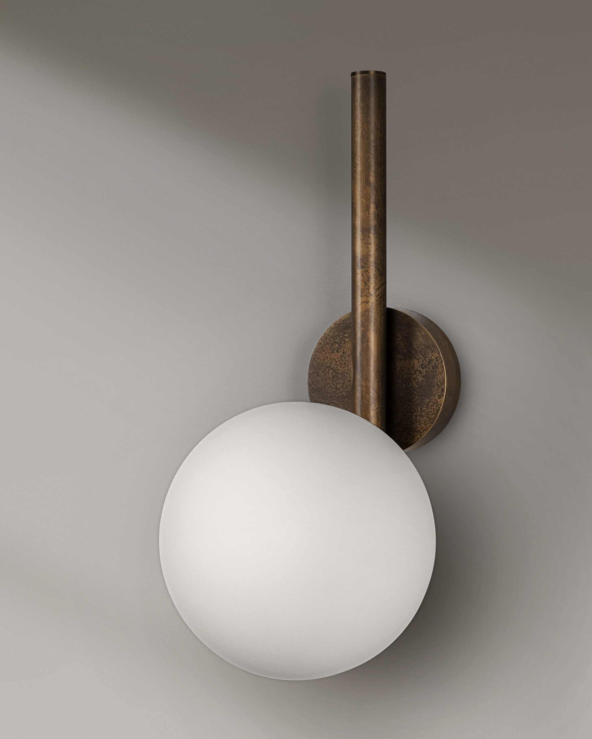 Applique murale Tubular à tige verticale et globe en verre par Schwung Applique murale Tubular à tige verticale et globe en verre par Schwung – Image 3