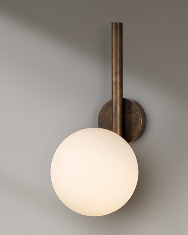 Applique murale Tubular à tige verticale et globe en verre par Schwung – vue 2