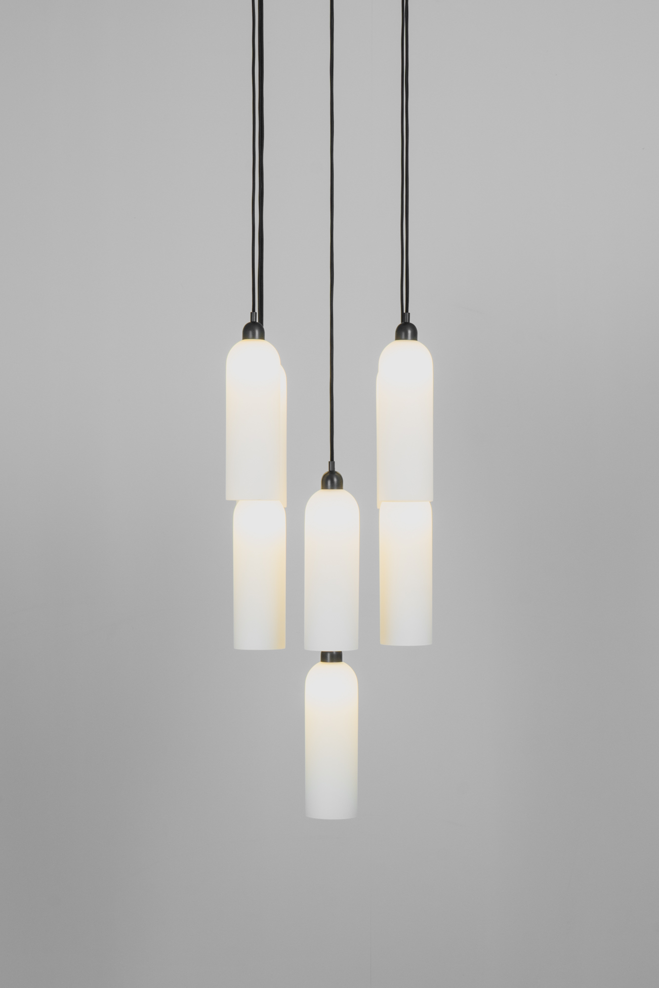 Suspension Odyssey Cluster à diffuseurs en verre opale par Schwung Suspension Odyssey Cluster à diffuseurs en verre opale par Schwung – Image 4