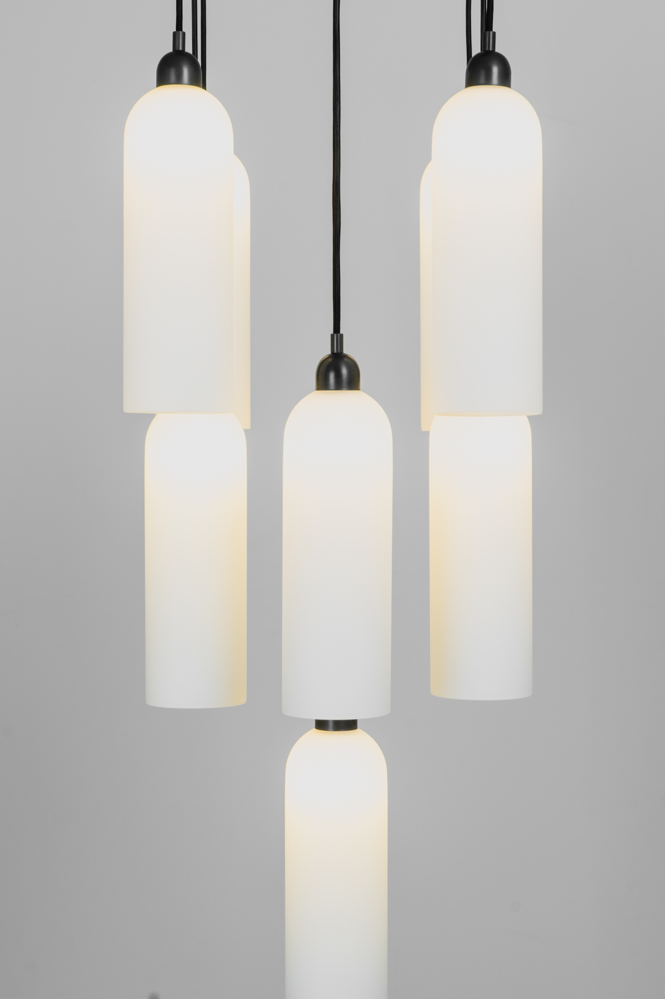 Suspension Odyssey Cluster à diffuseurs en verre opale par Schwung Suspension Odyssey Cluster à diffuseurs en verre opale par Schwung – Image 5
