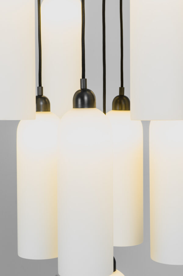 Suspension Odyssey Cluster à diffuseurs en verre opale par Schwung – vue 2