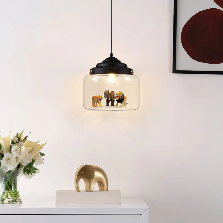 Suggestion de décoration d'une lampe dans l'esprit Favorite Things. Suspension en verre garnie de souvenirs, pour un cabinet de curiosités suspendu.