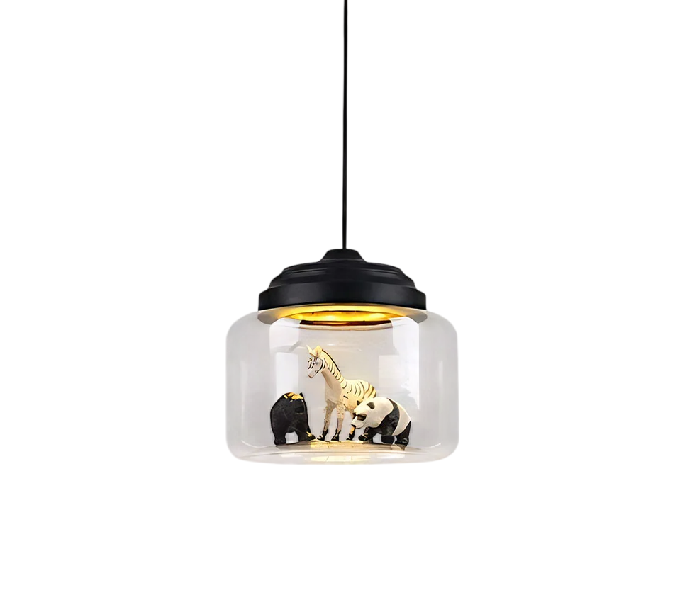 Suggestion de décoration d'une lampe dans l'esprit Favorite Things. Suspension en verre garnie de souvenirs, pour un cabinet de curiosités suspendu sur fond blanc