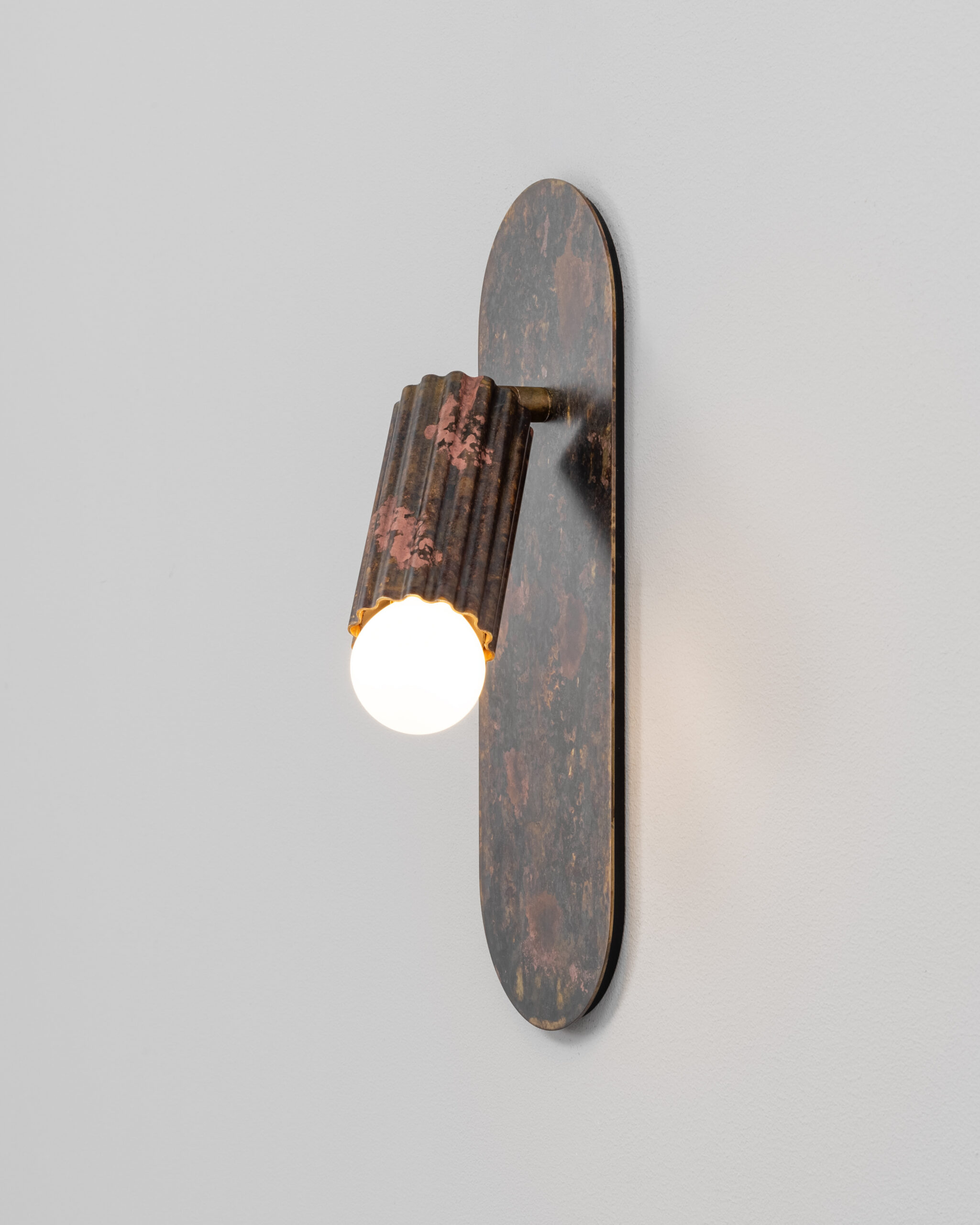 Applique murale Vesta Flex à diffuseur cannelé orientable par Schwung Applique murale Vesta Flex à diffuseur cannelé orientable par Schwung – Image 3