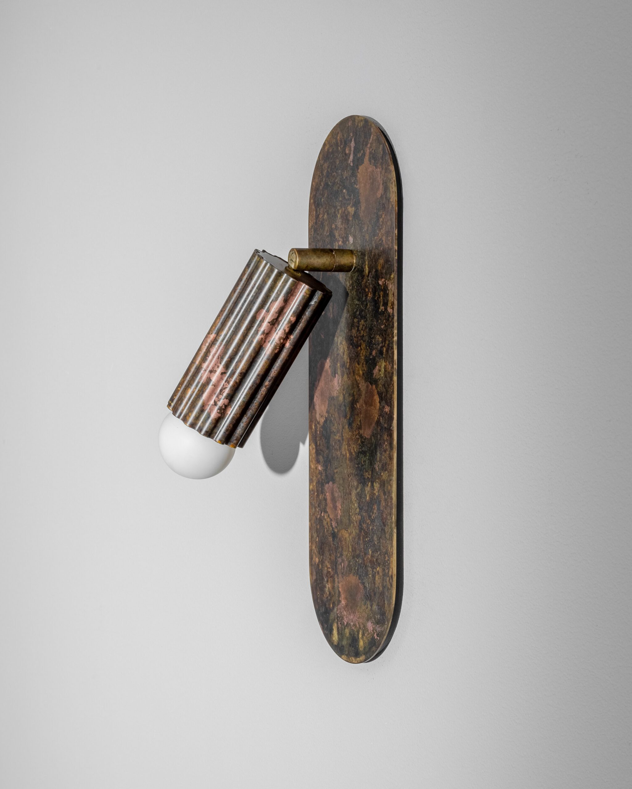 Applique murale Vesta Flex à diffuseur cannelé orientable par Schwung Applique murale Vesta Flex à diffuseur cannelé orientable par Schwung – Image 4