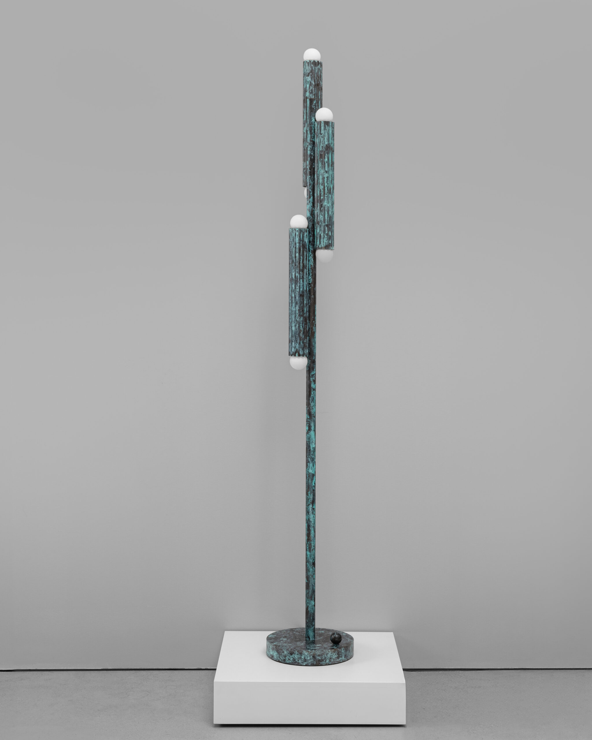 Lampadaire Vesta à structure cannelée avec diffuseurs aux extrémités par Schwung Lampadaire Vesta à structure cannelée avec diffuseurs aux extrémités par Schwung – Image 6
