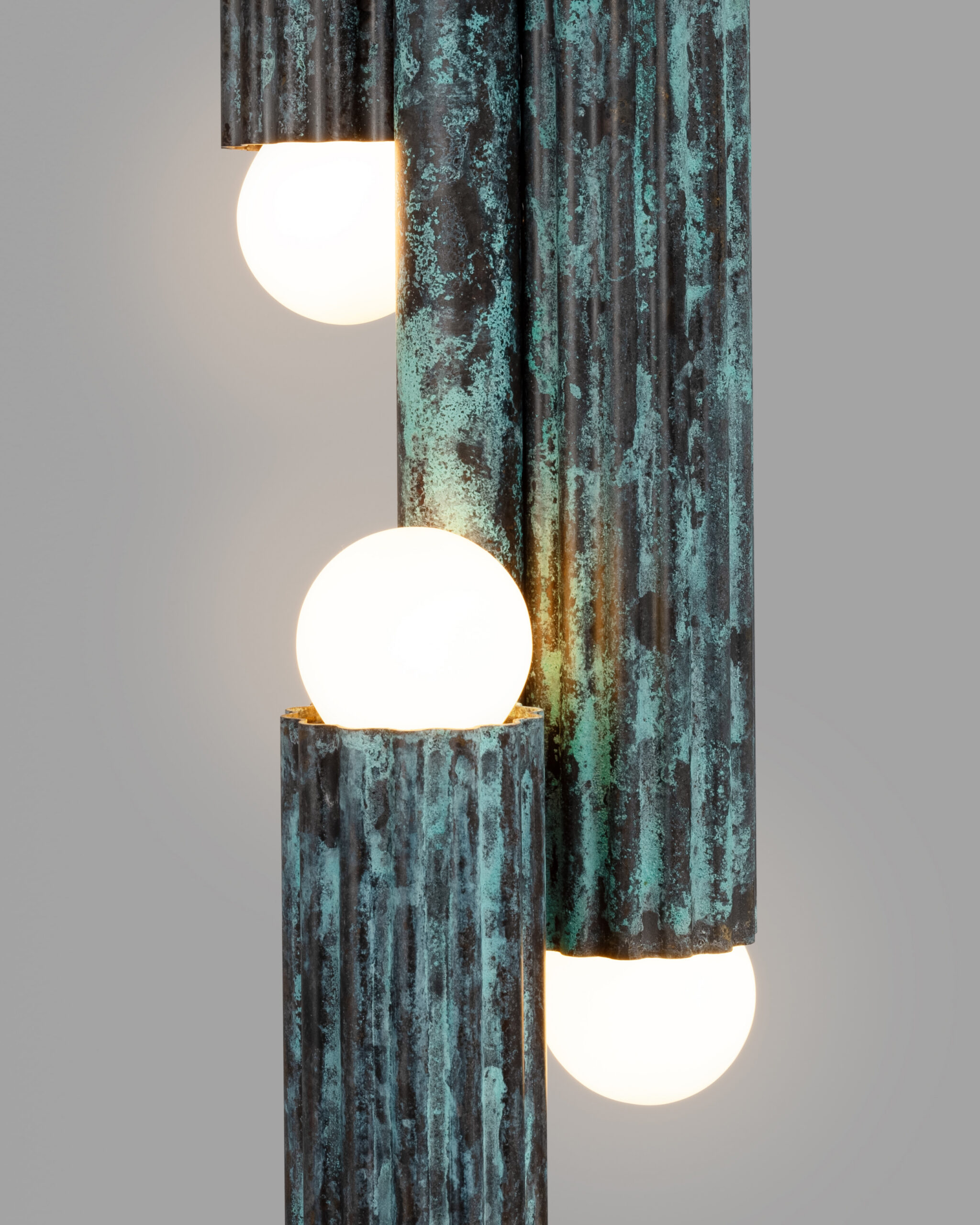 Lampadaire Vesta à structure cannelée avec diffuseurs aux extrémités par Schwung Lampadaire Vesta à structure cannelée avec diffuseurs aux extrémités par Schwung – Image 3