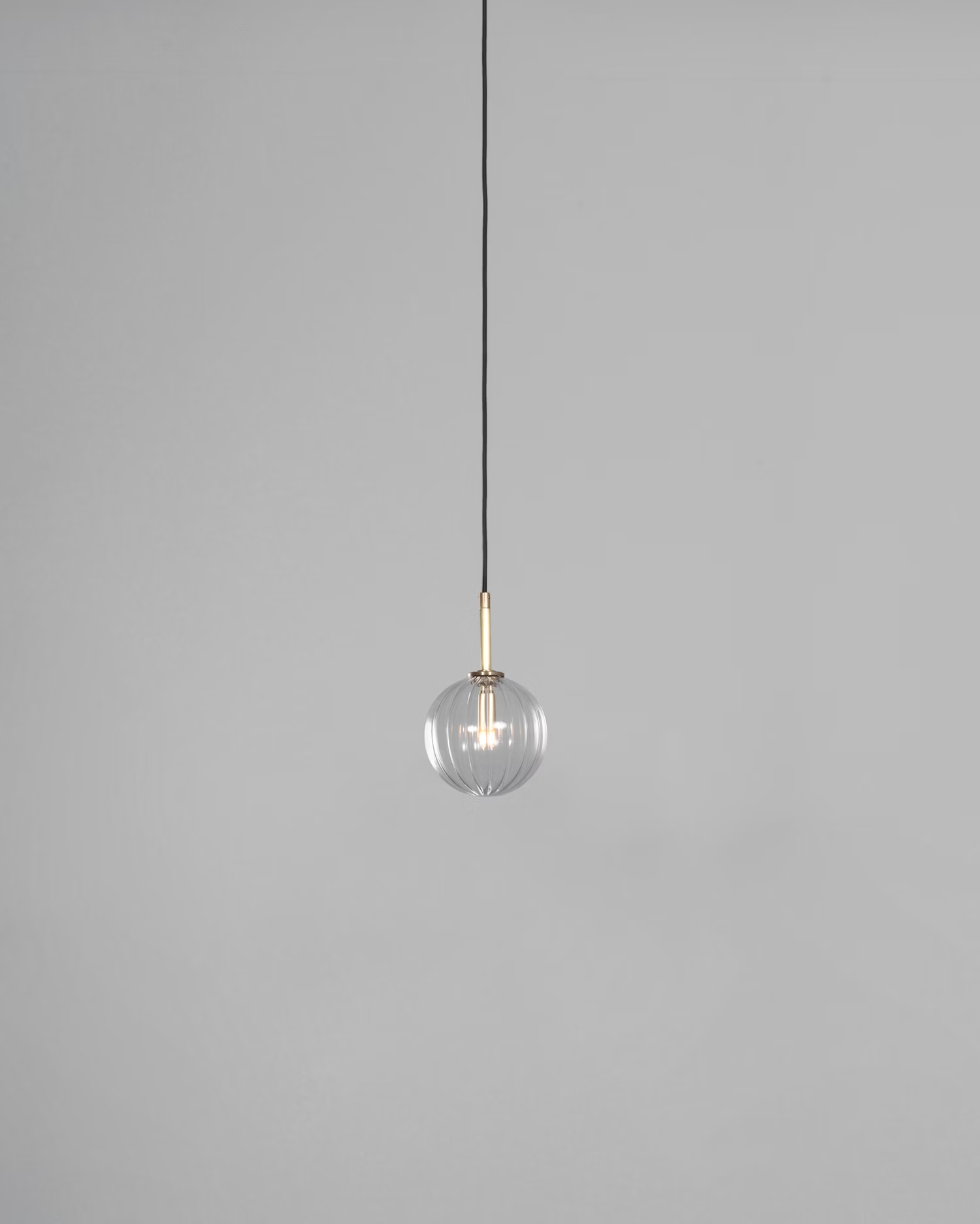 Suspension Dries en verre texturé transparent effet ruban par Schwung