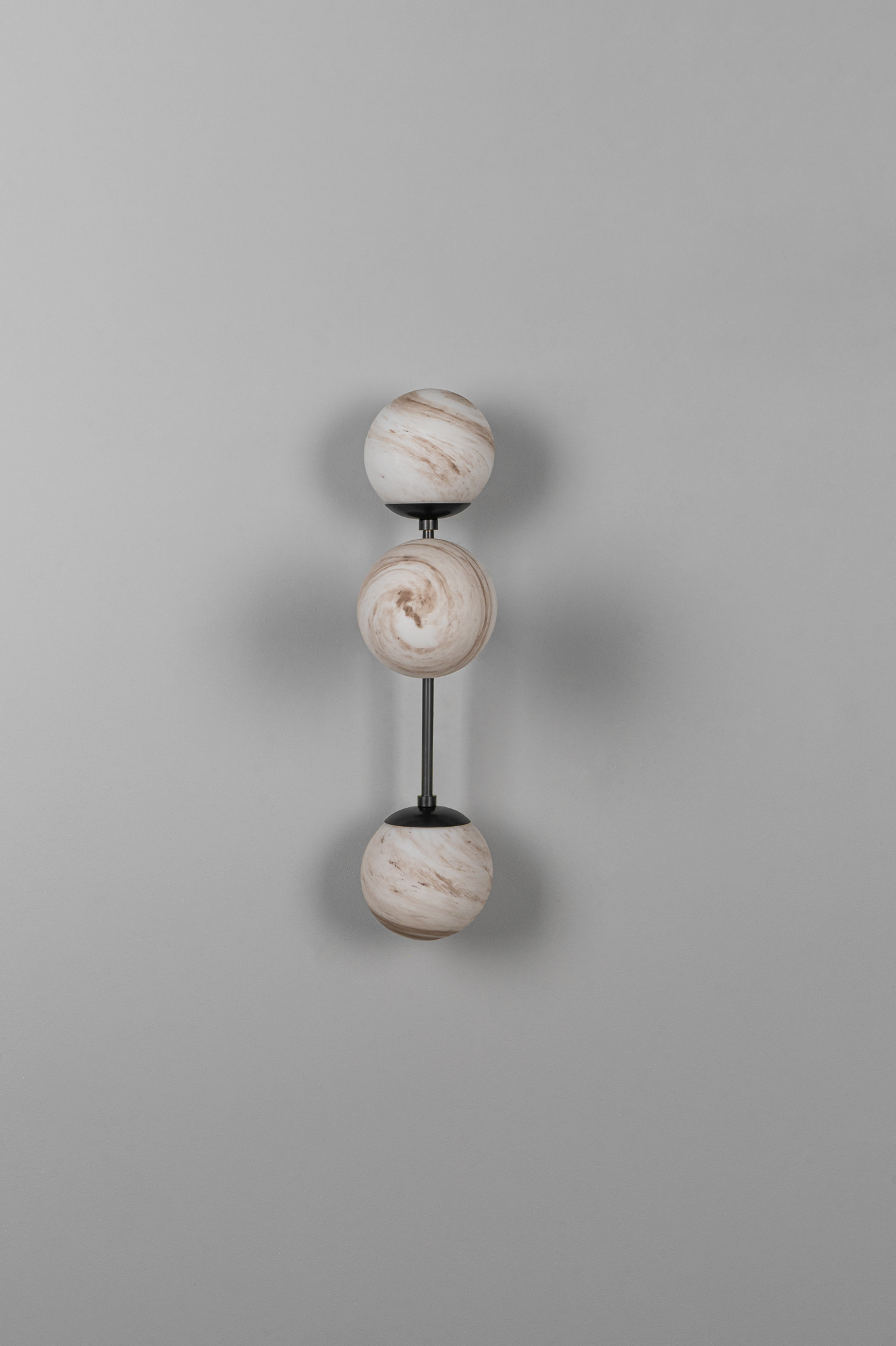 Applique murale Armstrong Triple à structure verticale et globes en verre par Schwung Applique murale Armstrong Triple à structure verticale et globes en verre par Schwung – Image 6